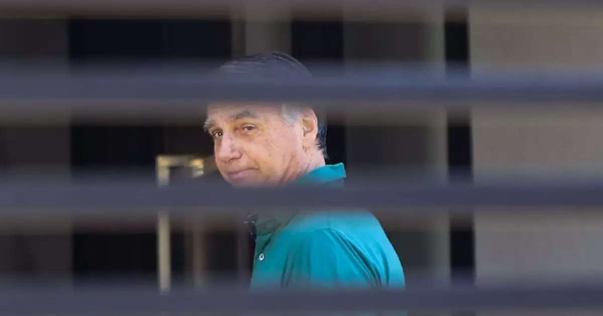 Se Flávio Bolsonaro ganhar eleição, ele pode tirar o pai da prisão? Entenda