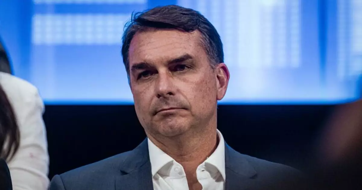 TSE proíbe Flávio Bolsonaro de impulsionar publicação anti-Lula
