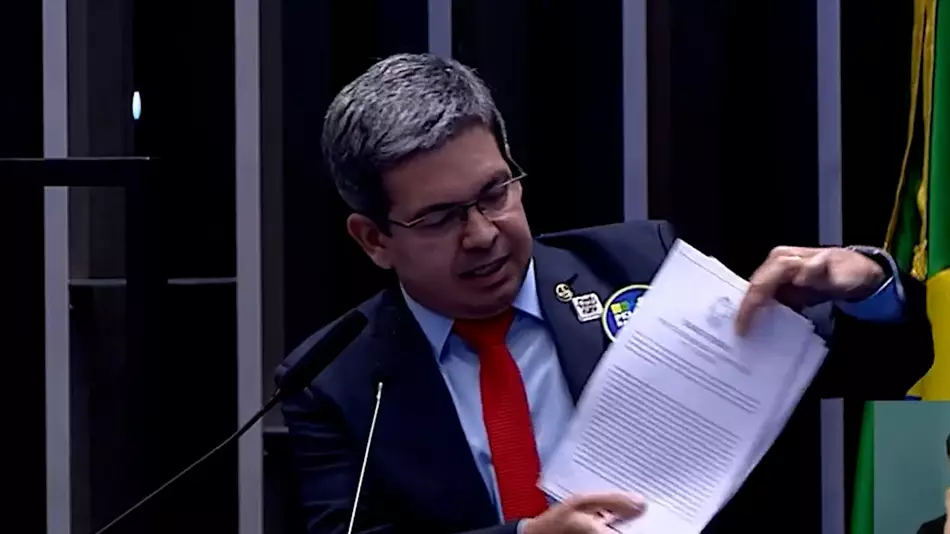 Randolfe Rodrigues questiona ausência de Flávio Bolsonaro em votação da PEC do fim da escala 6×1