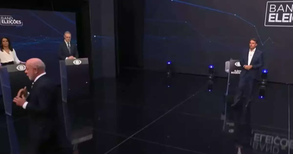Lula se atrapalha com tempo e erra câmera na 1ª participação do debate da Band; Flávio foca em ficar atrás do petista no vídeo