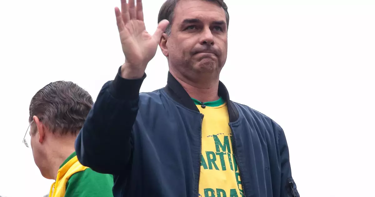 Flávio Bolsonaro pode se declarar presidente? Entenda o que diz a lei
