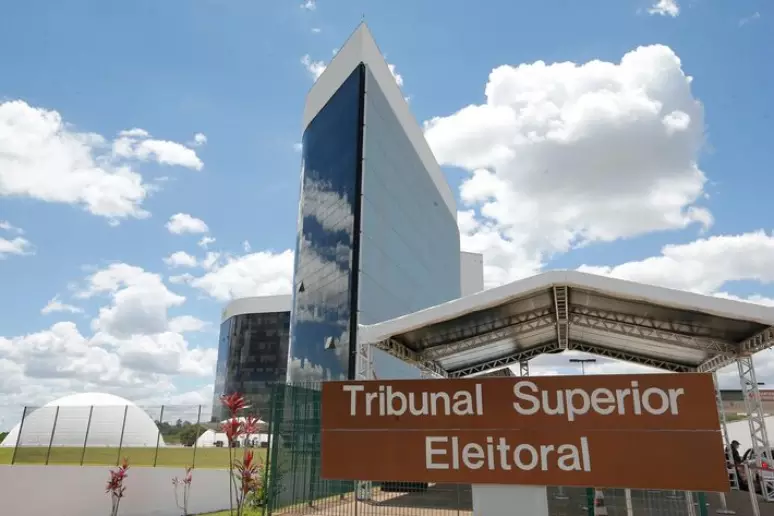 O plenário virtual do TSE julga processo sobre fake news atribuída a Flávio Bolsonaro