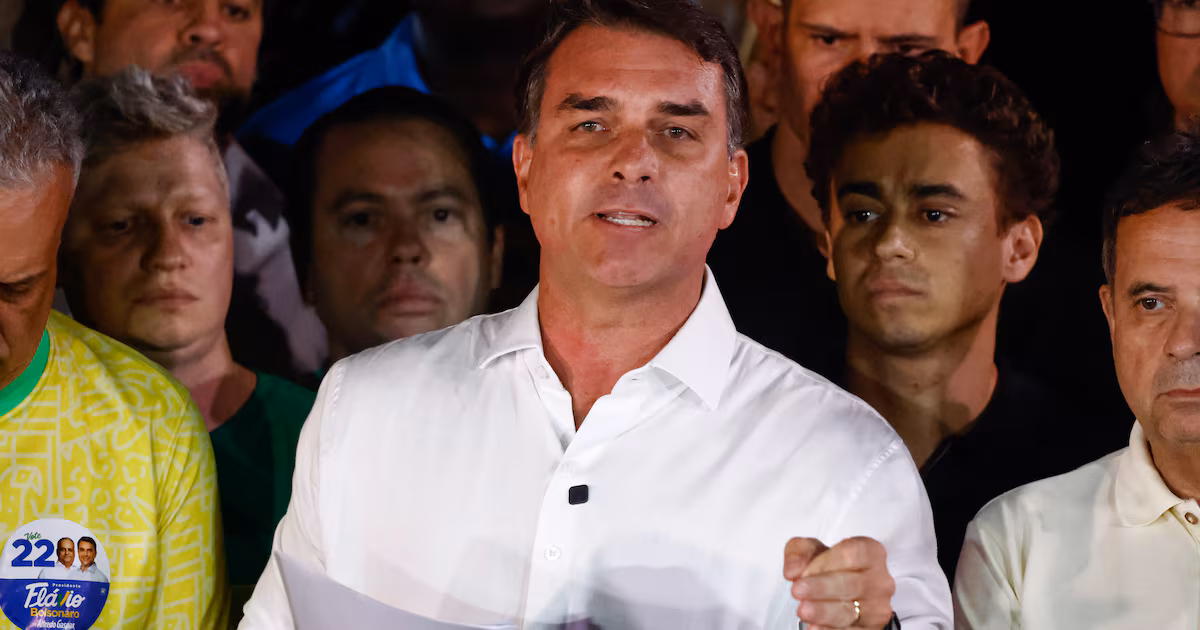 Flávio Bolsonaro deveria ter saído do Brasil espontaneamente, por patriotismo
