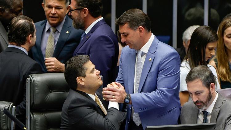 O senador e candidato à Presidência Flávio Bolsonaro (PL-RJ) com Davi Alcolumbre