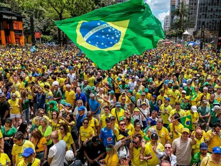 Manifestantes na Paulista neste domingo