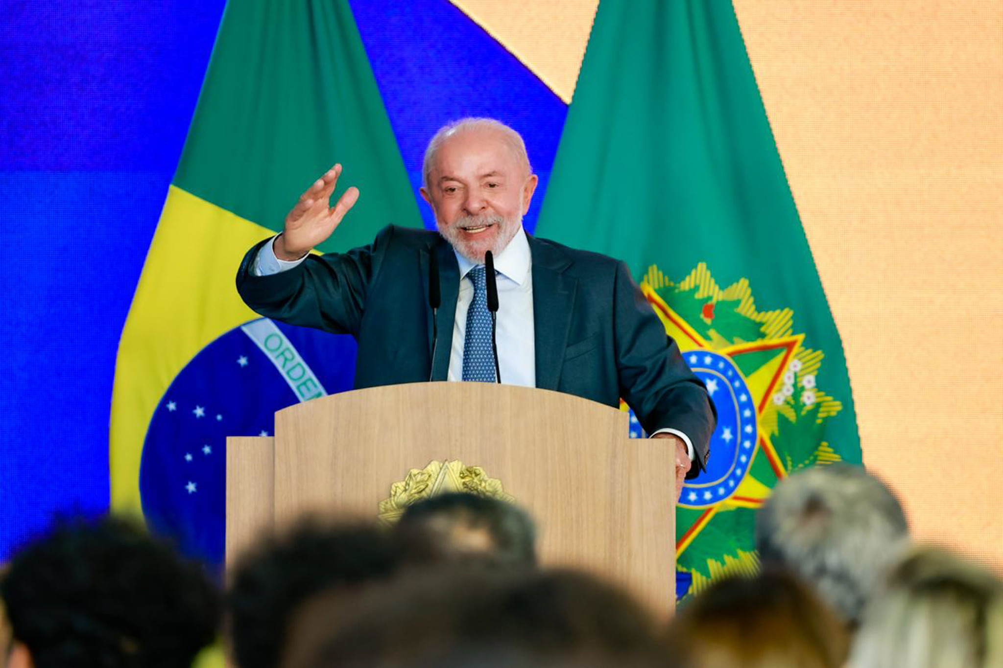 Lula diz que abrirá sigilos bancário e telefônico e desafia Flávio