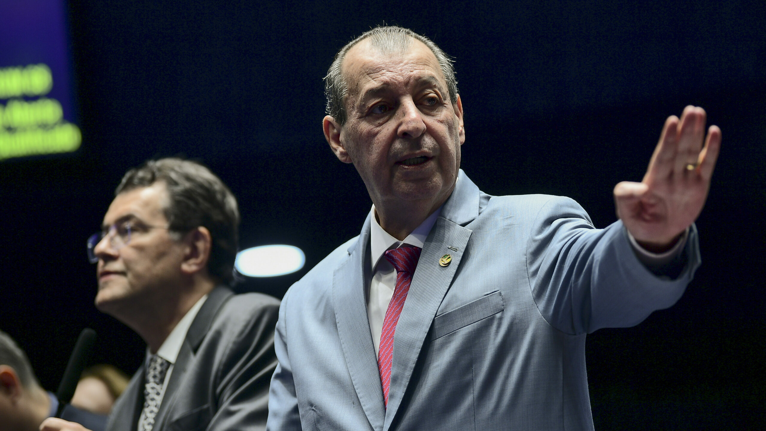 Omar Aziz tem 51% contra 37% de Maria do Carmo no Amazonas