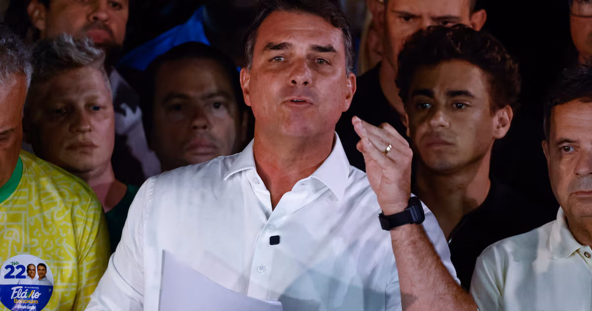 Fora do Brasil, futuro de Flávio Bolsonaro passa por investigações no STF e TSE