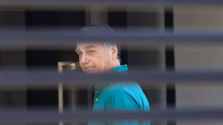 Registro de Jair Bolsonaro em prisão domiciliar, em Brasília