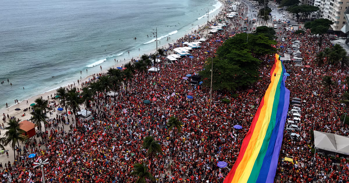 Apoiadores realizam ato pró-Lula em Copacabana sem a presença do presidente