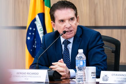 O presidente do TCE, conselheiro Sérgio Ricardo, que anunciou medida