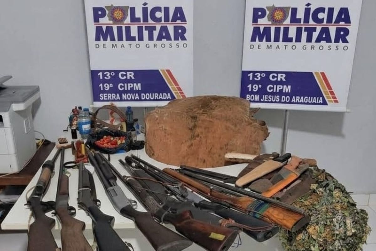 PM apreende 8 armas, munições e prende dois homens