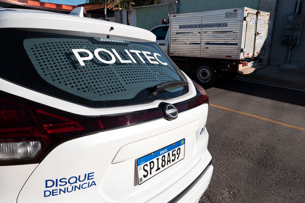 Homem é encontrado morto com tiros no rosto em frente de casa