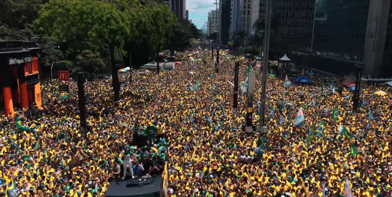 Ato de Flávio Bolsonaro na Paulista reúne 71,9 mil pessoas, estima USP
