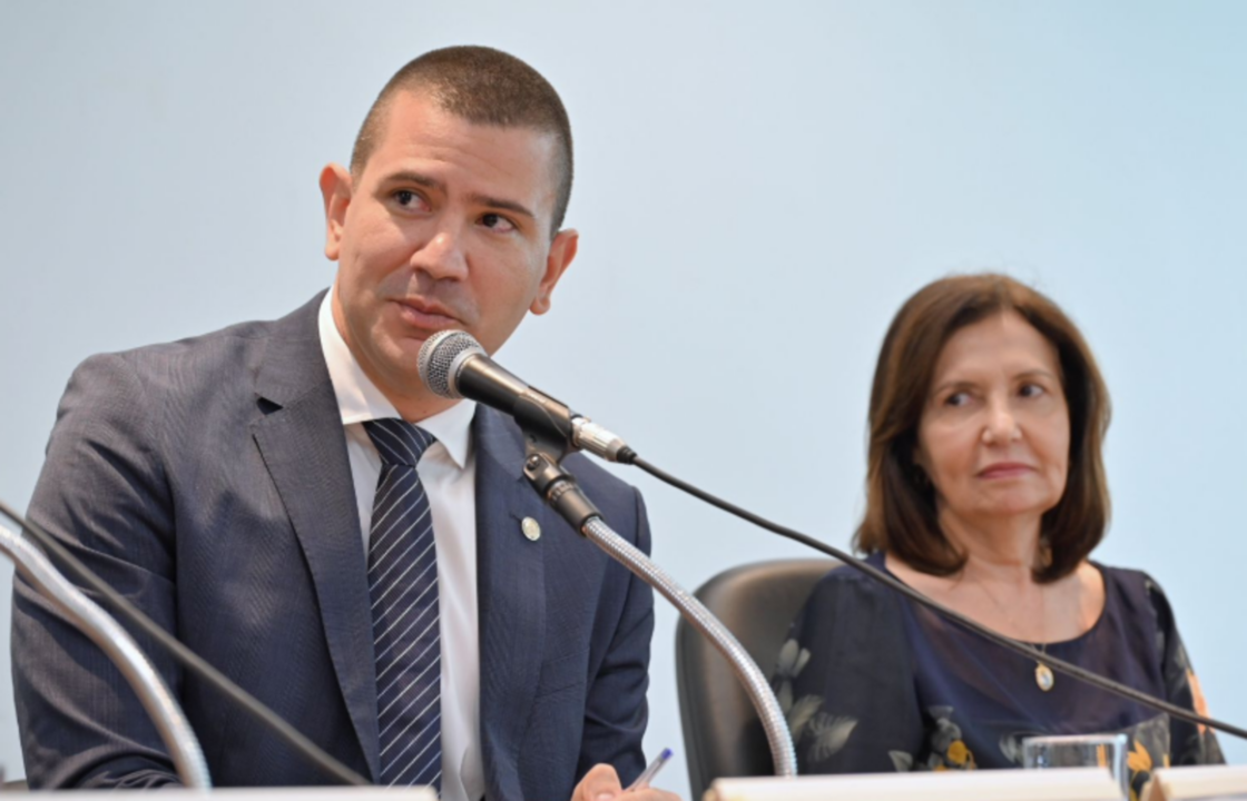Ruas promete manter portas abertas para deputados de oposição no Rio