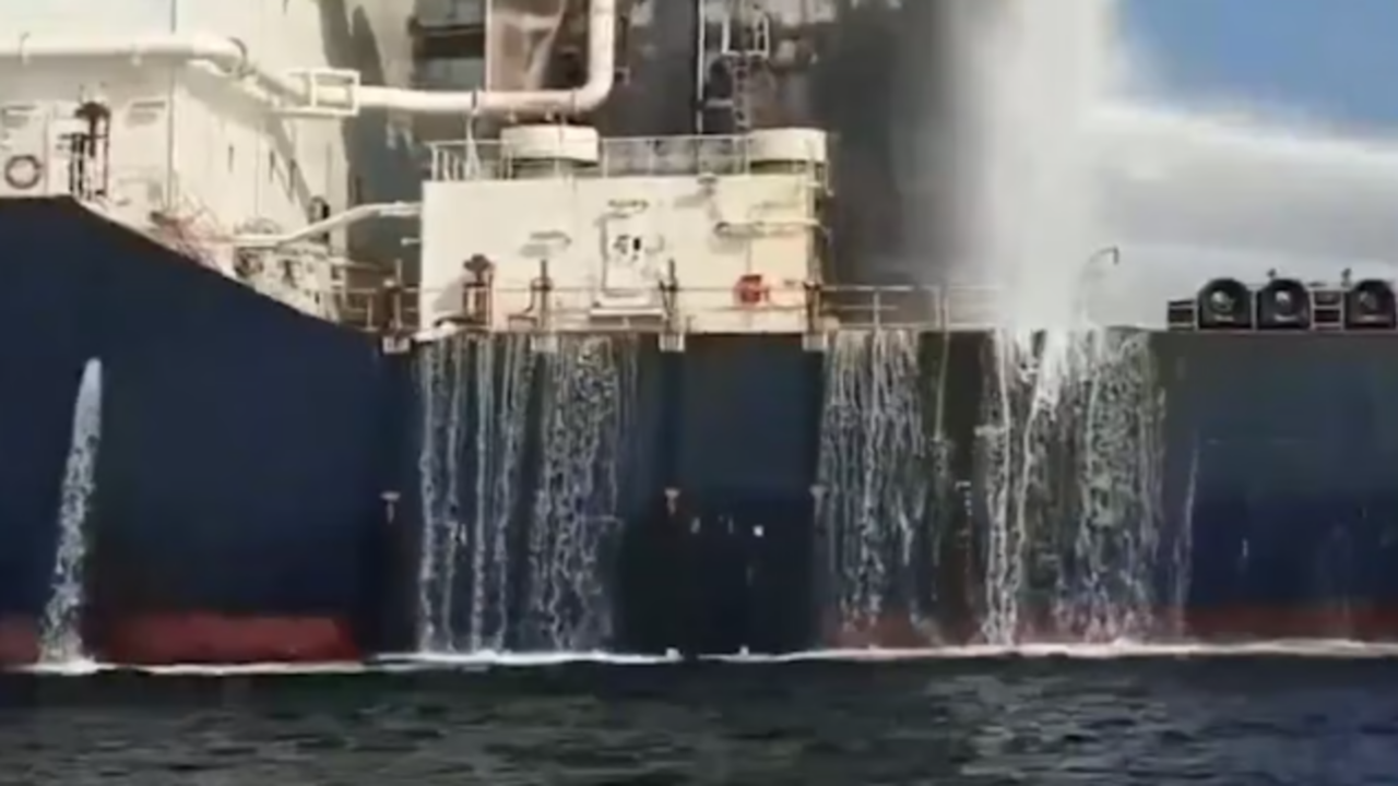 Irã afirma ter atacado terceiro superpetroleiro no Estreito de Ormuz