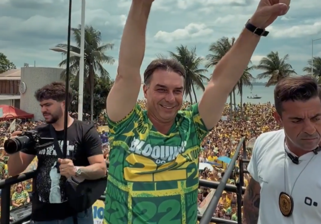 Flávio exalta Jair Bolsonaro em carreata no Espírito Santo