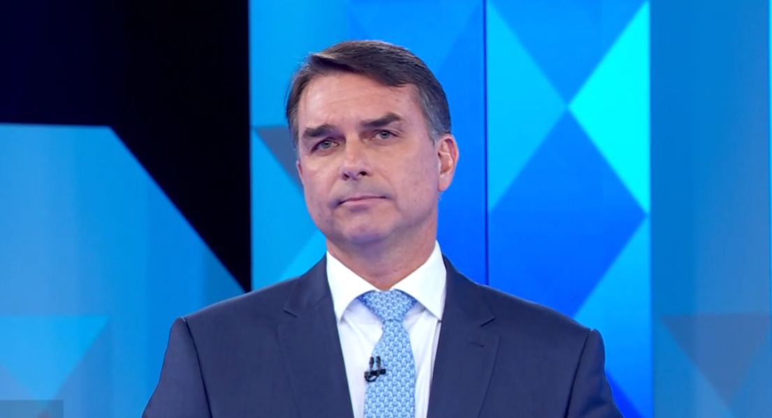 Análise: Flávio surge mais sereno e menos provocativo em debate da Globo | Blogs