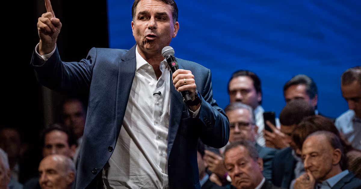 Flávio Bolsonaro recua e diz que vai ao debate Band/Estadão após Lula confirmar presença