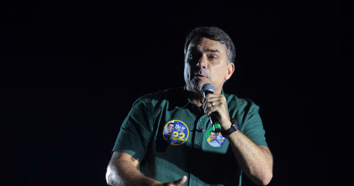 Flávio Bolsonaro recusa sabatina no SBT e vai a ato com apoiadores