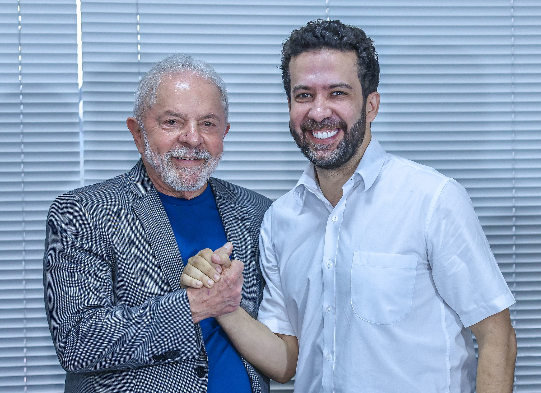 Janones nega fake news e promete processar advogada de Flávio