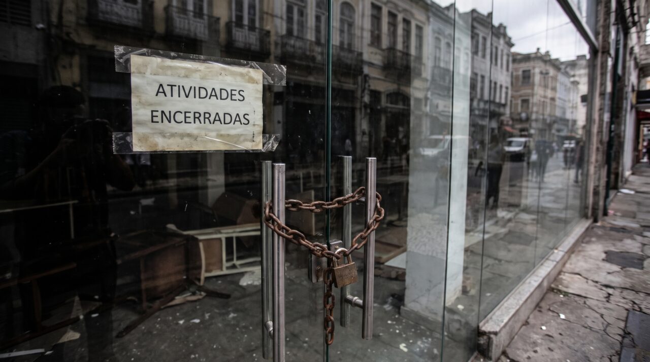 Depois de 65 anos no varejo, gigante fecha suas 130 lojas restantes e 12 mil trabalhadores ficam sem emprego após várias tentativas fracassarem em encontrar comprador