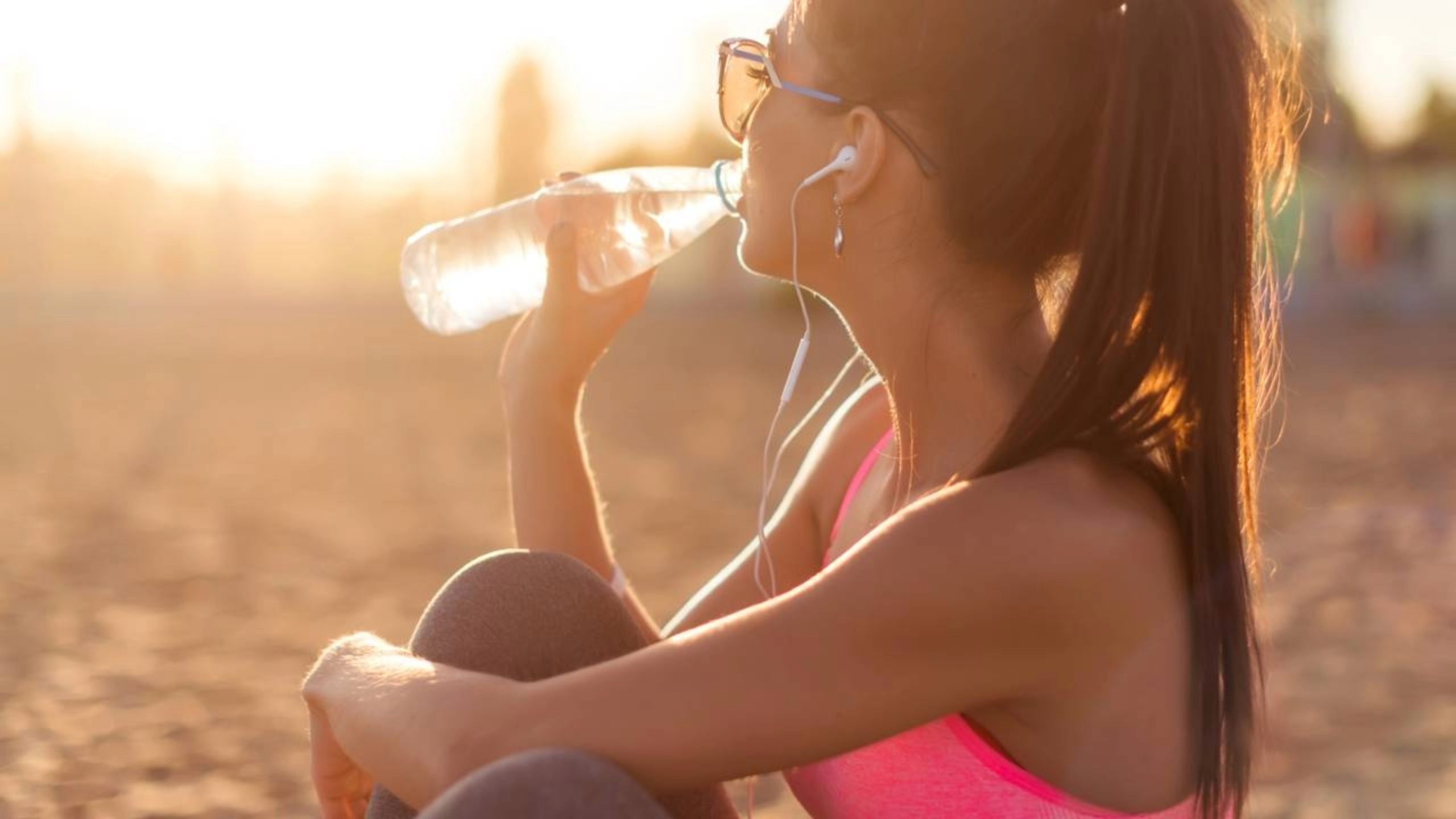 Quantos copos de água você precisa beber por dia para proteger sua pressão arterial? É isso que especialistas recomendam