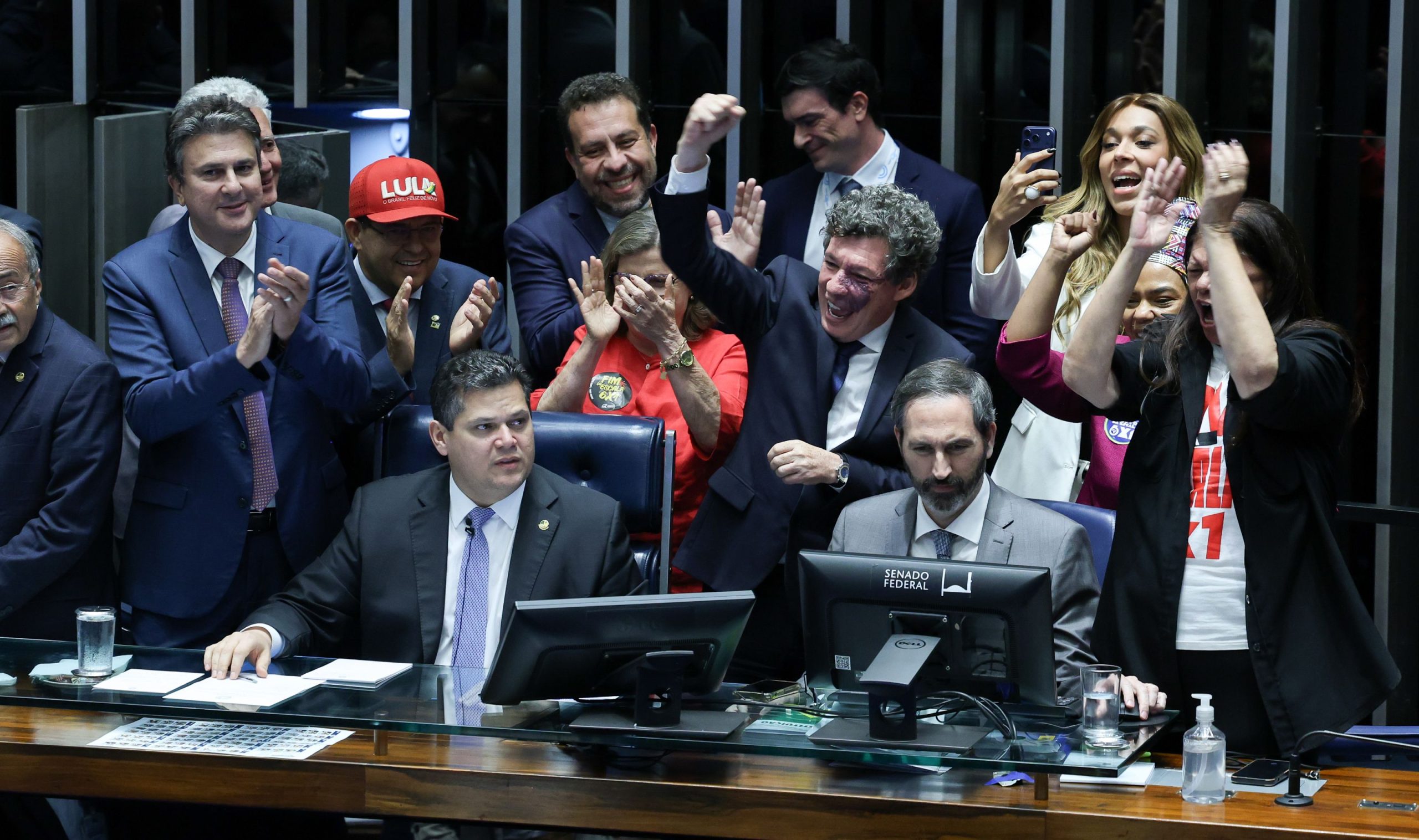 Carlos Viana questiona uso de boné de Lula na TV Senado