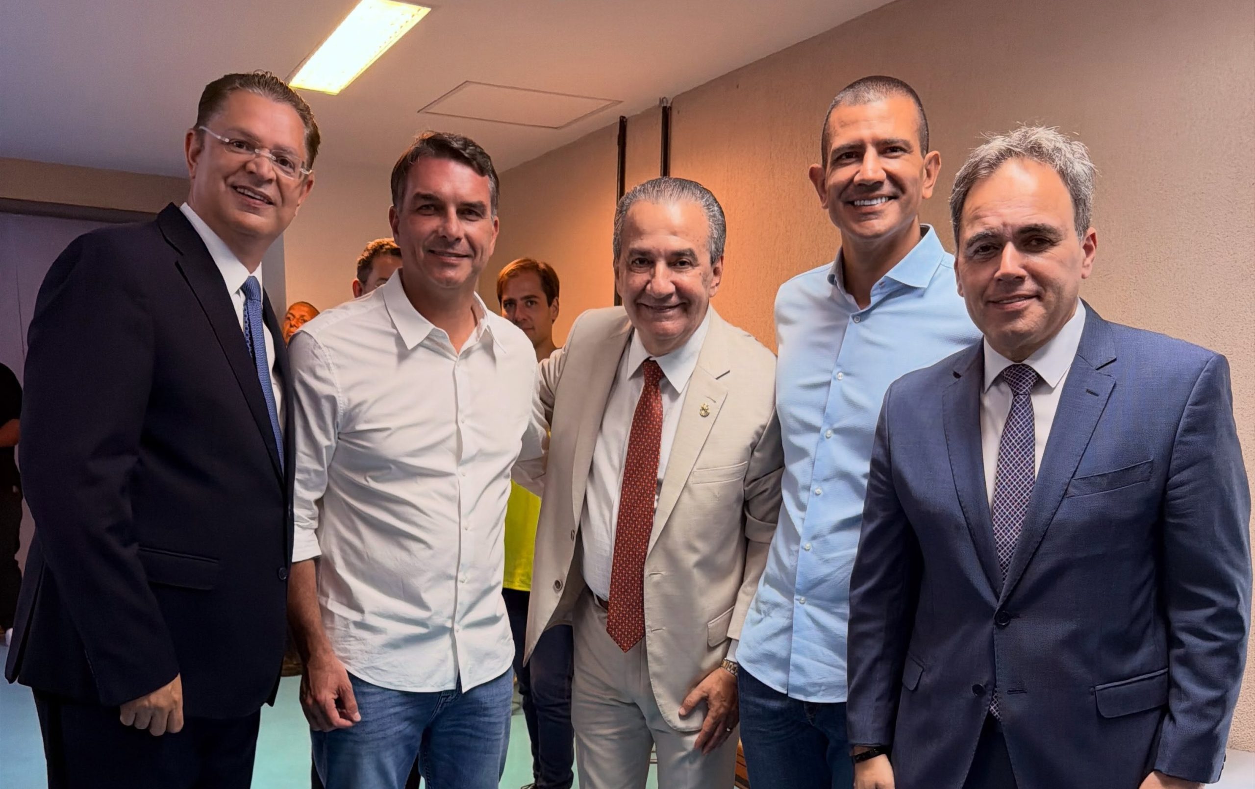 Aliados de Flávio convocam pastores para “clamor pelo Brasil”