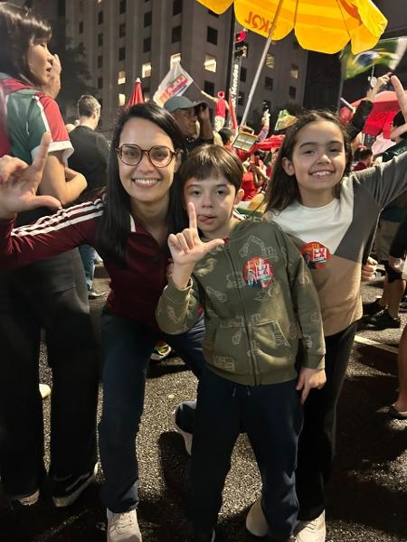 A jornalista Carolina Almeida levou os filhos Lucas, 6, e Isabela, 8, para a avenida Paulista A jornalista Carolina Almeida levou os filhos Lucas, 6, e Isabela, 8, para a avenida Paulista