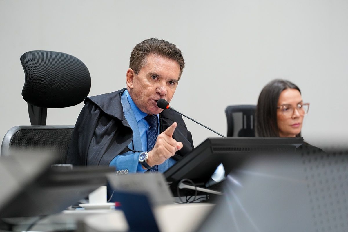 TCE demite servidora por atacar conselheiros e colegas nas redes