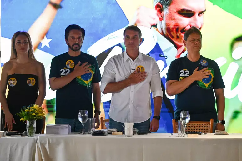 Tarcísio de Freitas (Republicanos) e Ricardo Nunes (MDB), aliados do candidato derrotado Flávio Bolsonaro (PL), concordaram com prorrogação de horário de votação neste domingo, 25