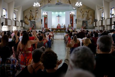 Fiéis católicos celebram o Dia de Cosme e Damião com missa na Paróquia de São Cosme e São Damião, no Andaraí