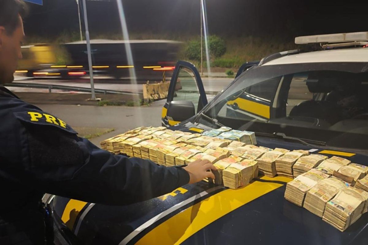 Homem sai de MS com R$ 870 mil em dinheiro ligado à política, mas PRF apreende quantia em MG