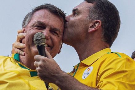 Jair Bolsonaro e Flávio Bolsonaro, durante evento 