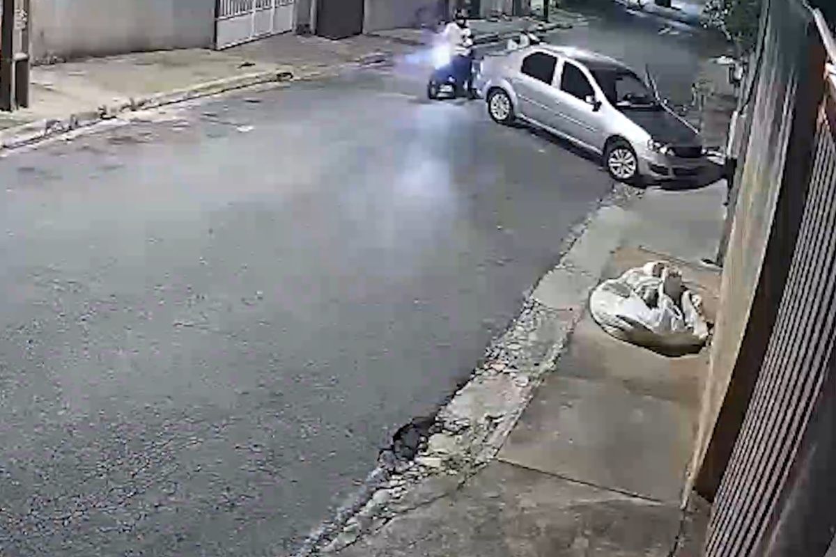 Câmera flagra mulher tendo carro roubado na porta de casa; veja