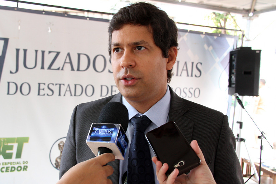 Juiz dá 48h para delegada e advogado retirarem araras de casa