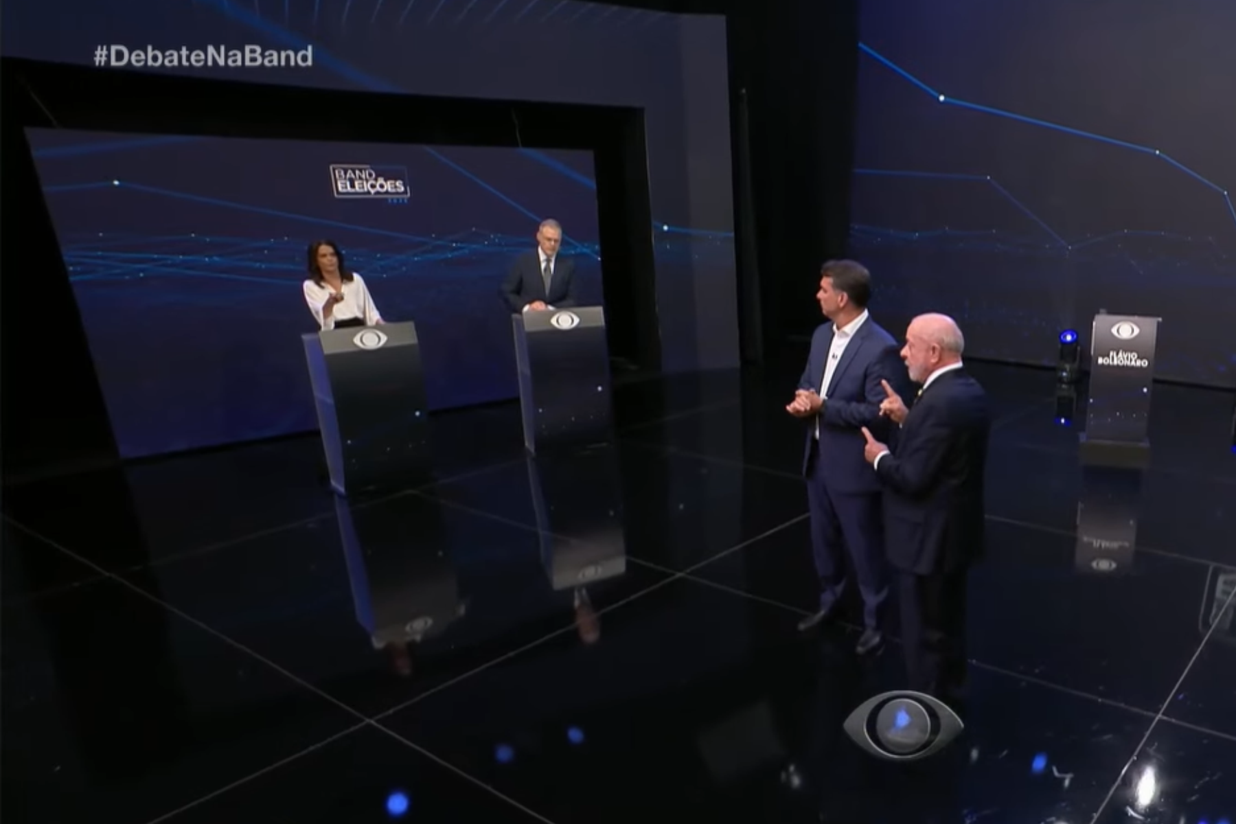 Lula questiona proposta de Flávio para o SUS e discussão vira confusão