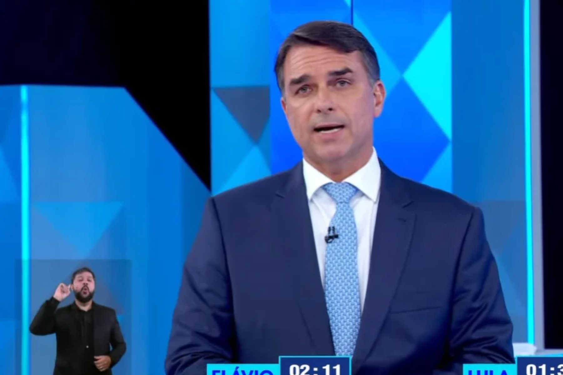 “Qual o gostinho desse whisky, Lula?”, questiona Flávio sobre garrafa de R$ 500 mil