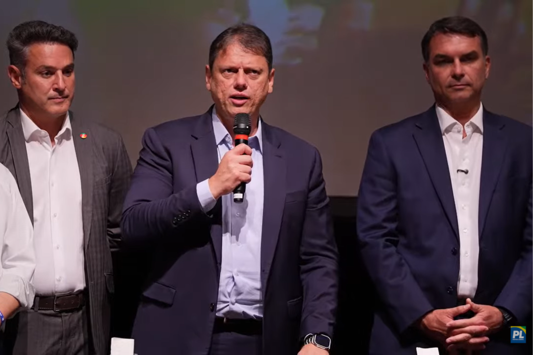 “Lula está arrumando desculpas para não ir ao último debate”, diz Tarcísio