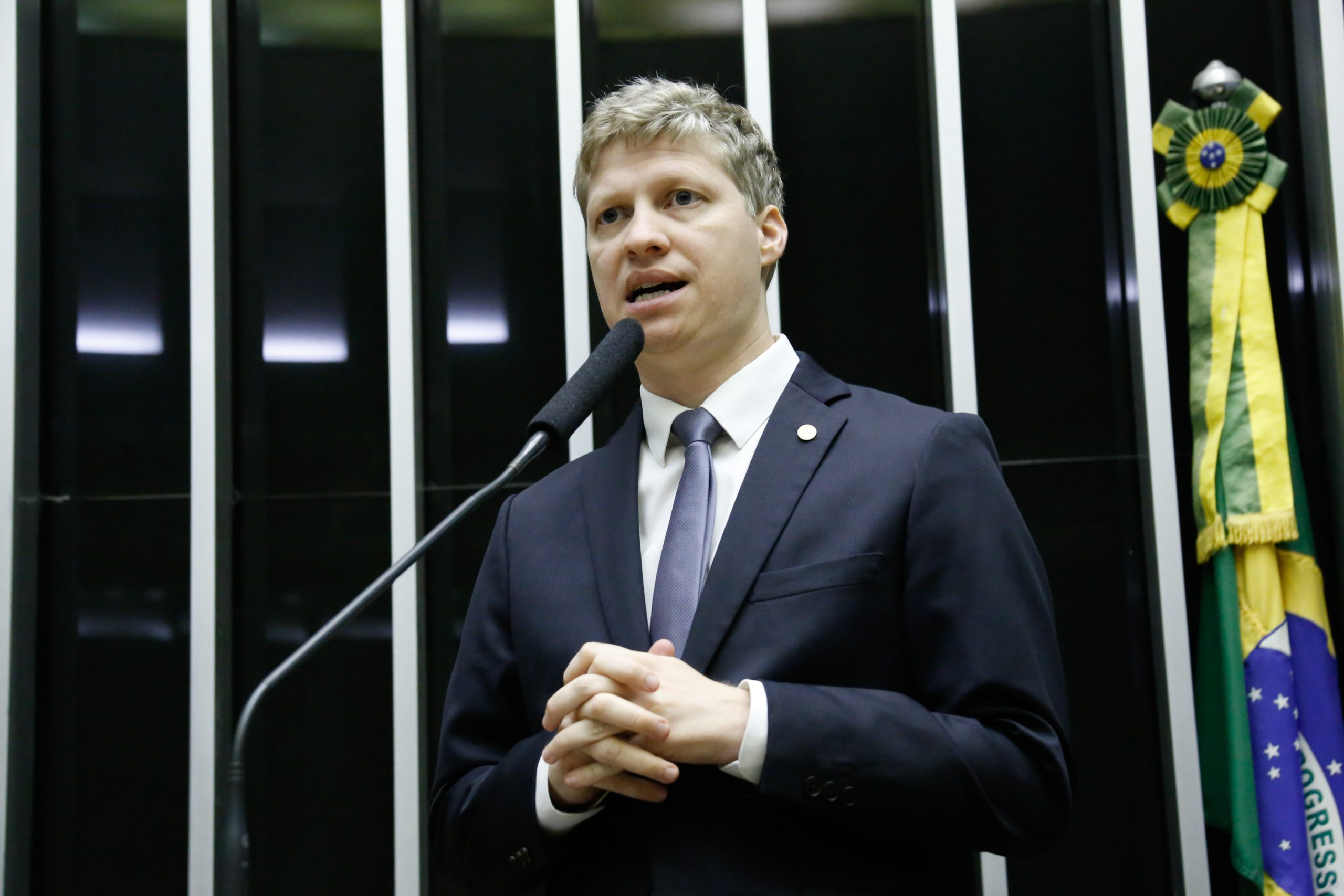 Van Hattem chama Lula de “decrépito” e compara debate a duelo entre Biden e Trump