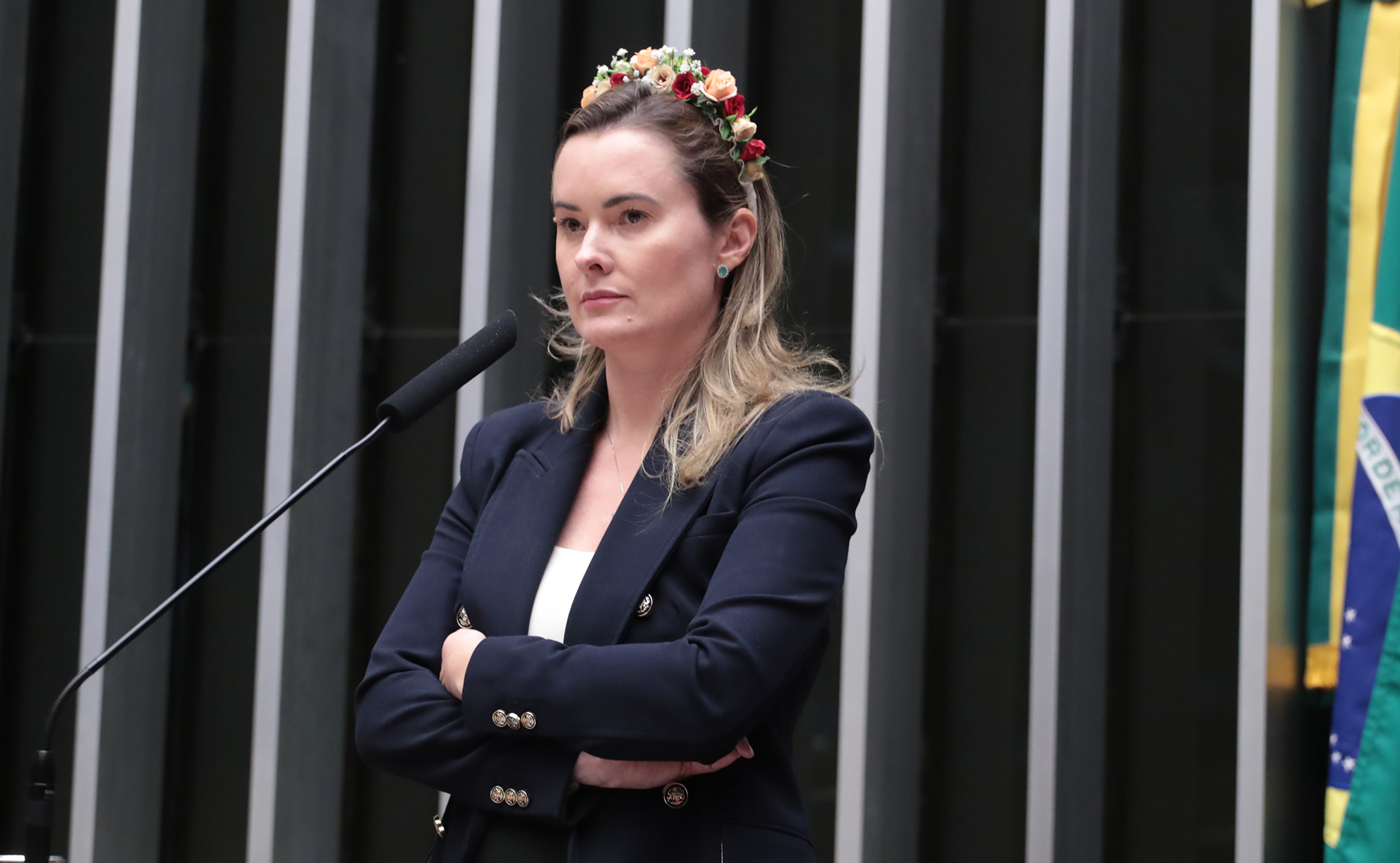 Manifestantes pró-Lula exibem cartaz com imagem de Júlia Zanatta e Charlie Kirk