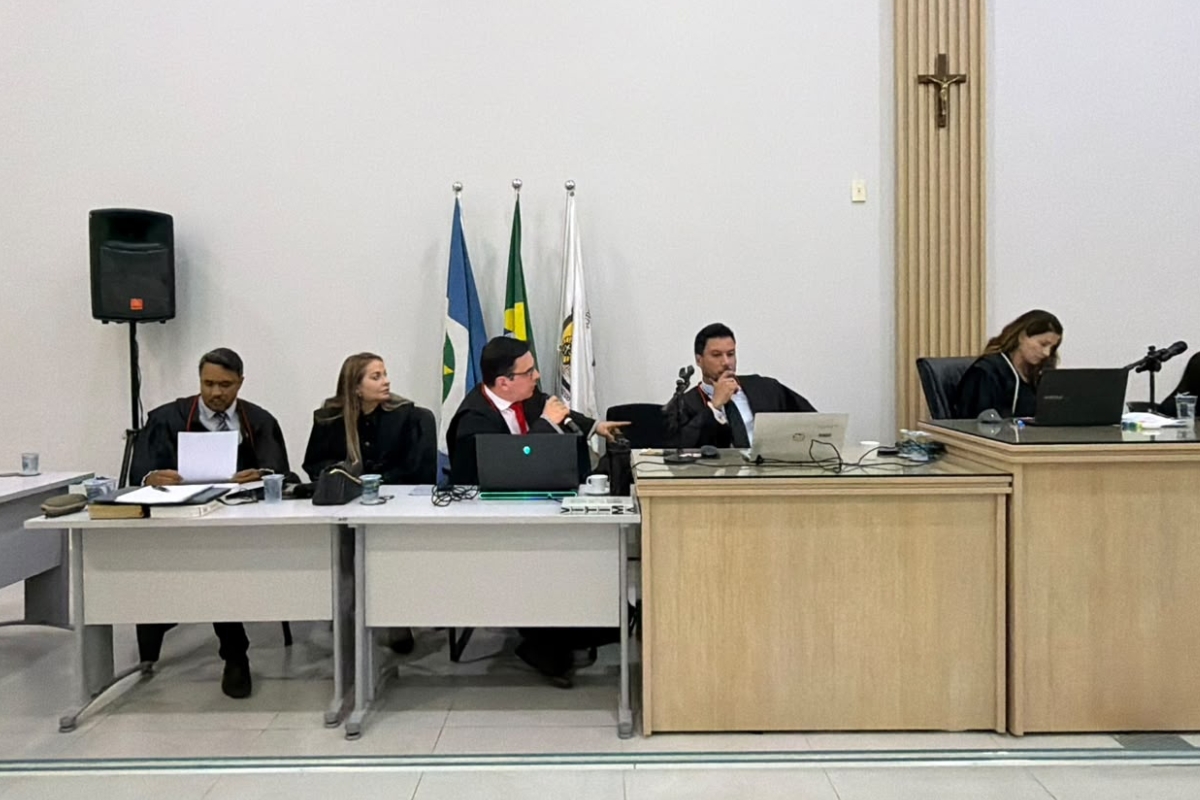 Policial penal Fábio Domingos é julgado por acusação de envolvimento na morte de Giovani Henrique Oliveira Lopes, ocorrida há oito anos.