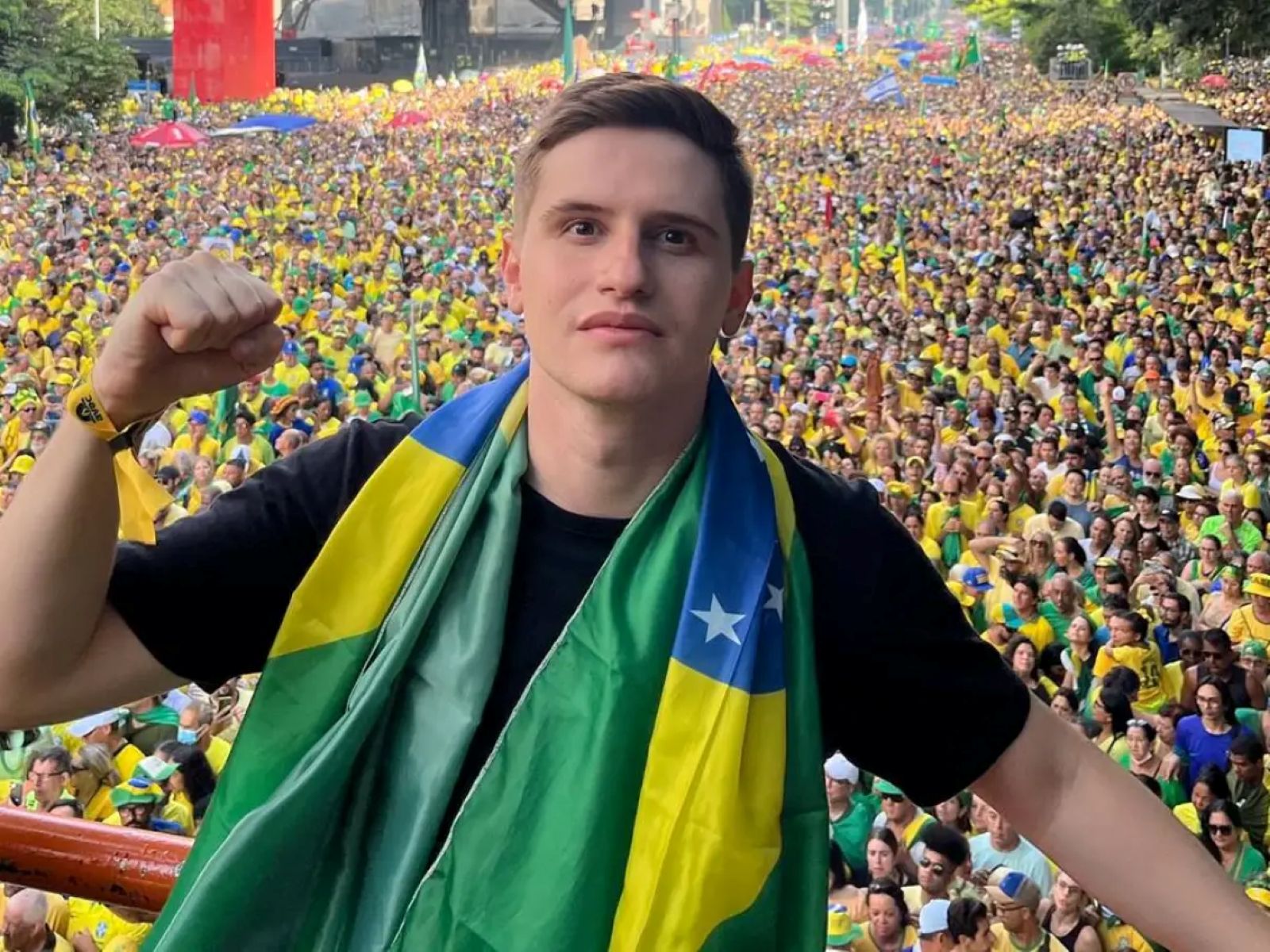 Alunos do Mackenzie fazem ato por Flávio Bolsonaro