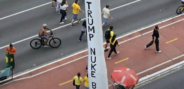 Manifestantes levam 'míssil' e pedem ataque nuclear dos EUA ao Brasil
