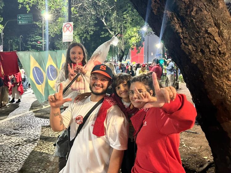 Michelle Pita, produtora de eventos, comemorou a vitória de Lula (PT) na avenida Paulista com Kauan, 5, e Nicole, 10 Michelle Pita, produtora de eventos, comemorou a vitória de Lula (PT) na avenida Paulista com Kauan, 5, e Nicole, 10