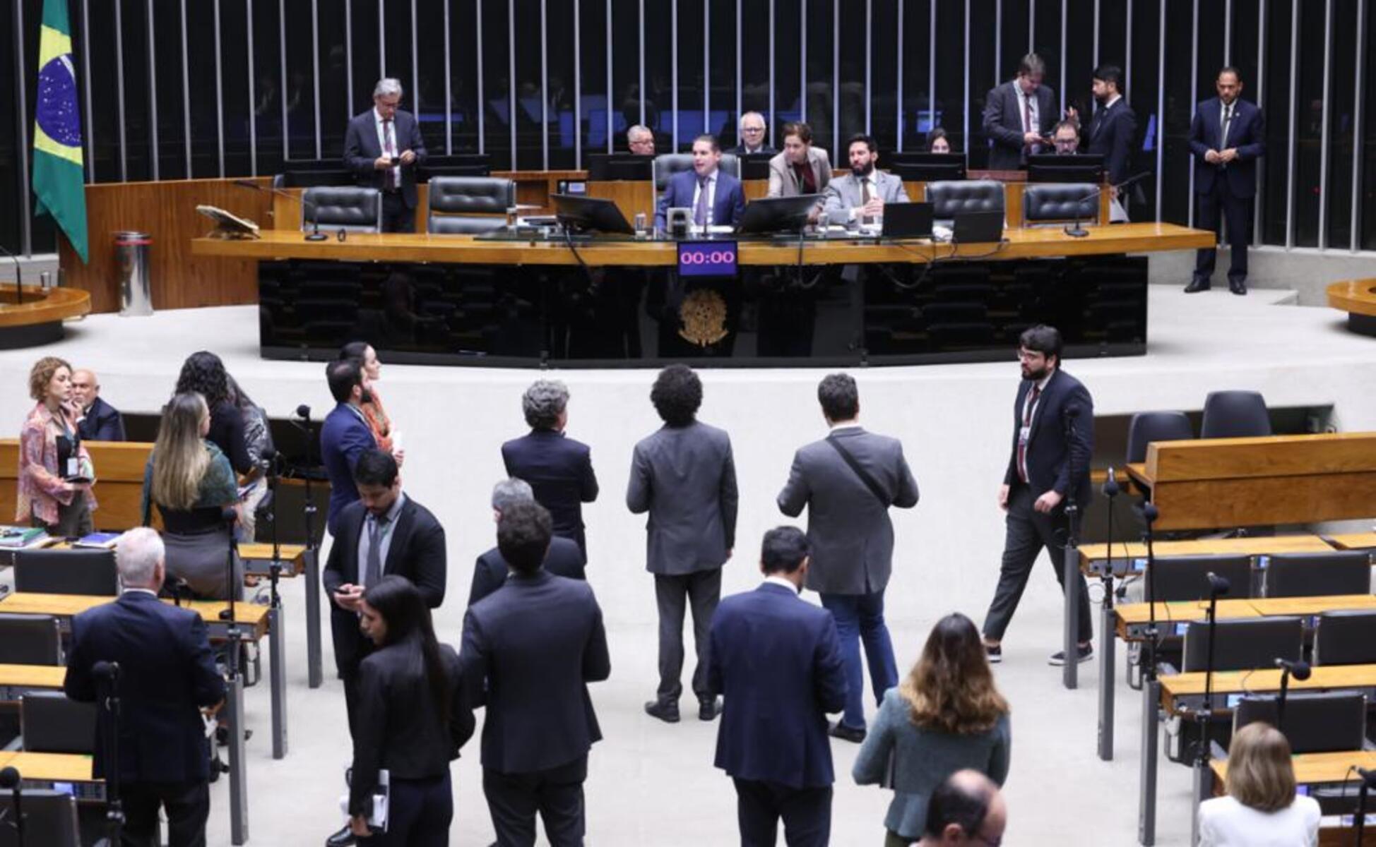 Novos deputados poderão receber diárias antecipadas para viagens oficiais