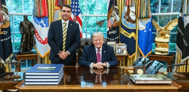 Trump diz que não vai se envolver após Flávio se autodeclarar presidente